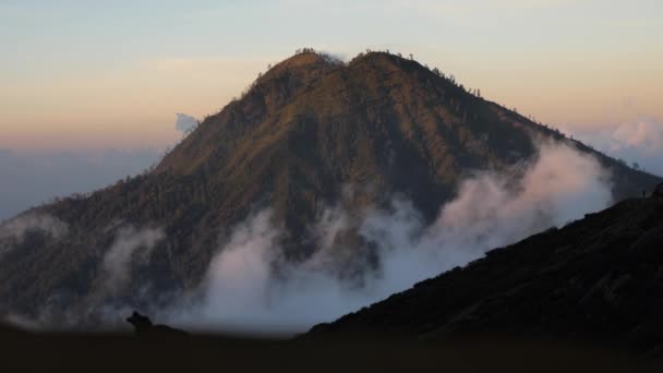 Horská krajina s východem slunce. Bali, Indonésie. — Stock video