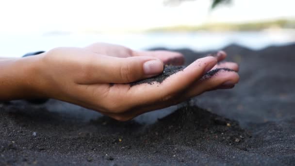 Рука наливает песок . — стоковое видео