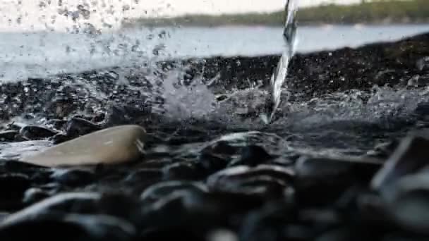 Ruisseau d'eau déverse sur les pierres — Video