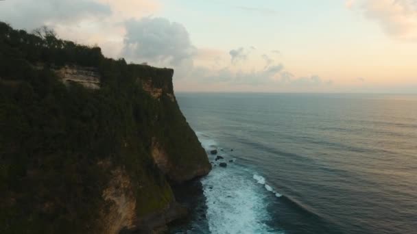 Côte rocheuse sur l'île de Bali. Vue aérienne. — Video