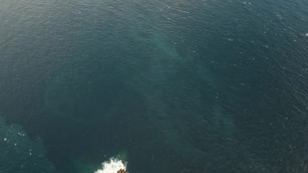 Isla rocosa en el océano. — Vídeos de Stock