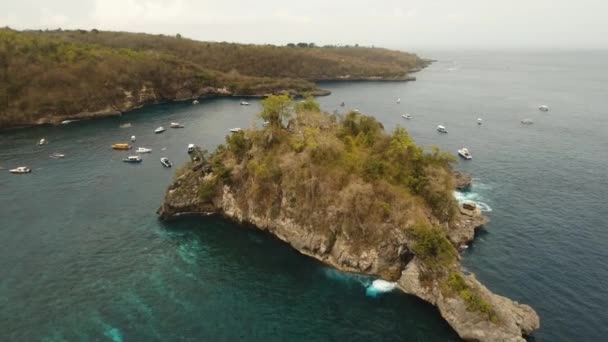 Blauwe lagune op een tropisch eiland. Nusa Penida — Stockvideo