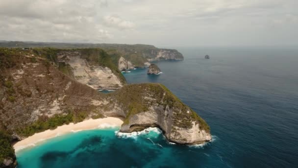 Scogliera rocciosa con spiaggia in mare. Karang Dawa. — Video Stock