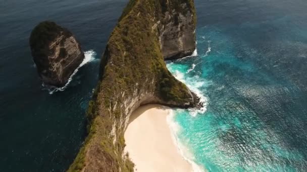 Acantilado rocoso con playa en el mar. Karang Dawa.. — Vídeos de Stock