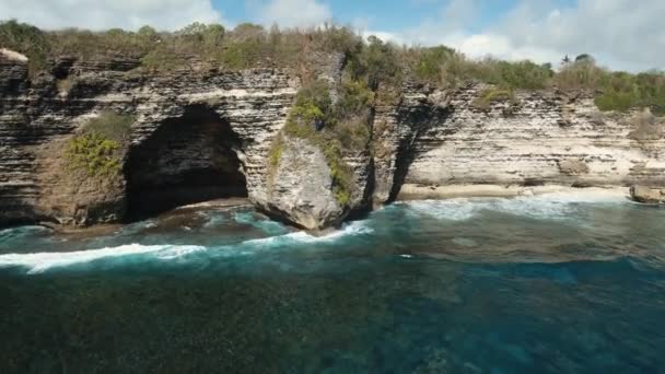 Морские скалы, море и волны в Nusa Penida, Бали, Индонезия — стоковое видео