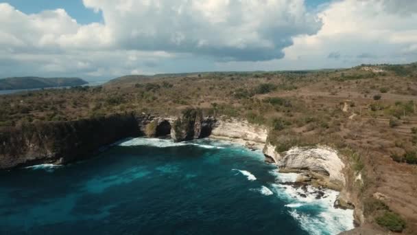 海の崖、海、ヌサ ・ ペニダ島、インドネシア ・ バリ島の波 — ストック動画