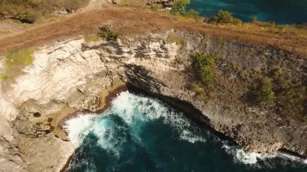 Falésias, mar e ondas em Nusa Penida, Bali, Indonésia — Vídeo de Stock