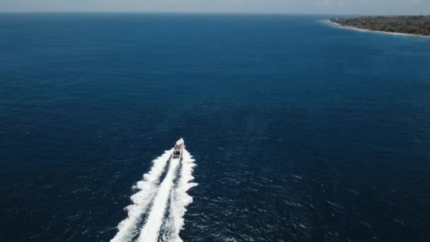 Μηχανοκίνητο σκάφος στη θάλασσα, πανοραμική θέα. Μπαλί, Ινδονησία — Αρχείο Βίντεο