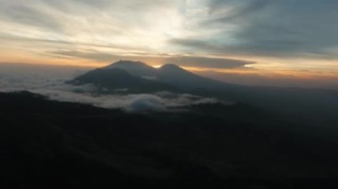 Gün batımı ile dağ manzarası. Jawa Adası, Endonezya.