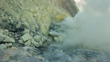Nerede kükürt mayınlı volkanik krater.