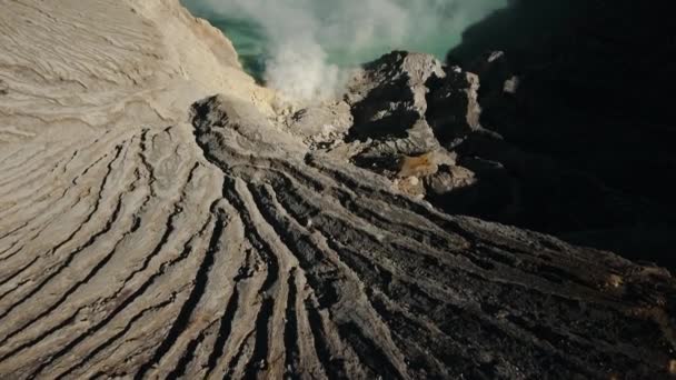 Вулканический кратер, где добывается сера . — стоковое видео