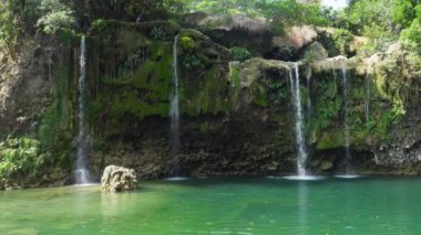 Güzel tropik şelale. Filipinler, Luzon
