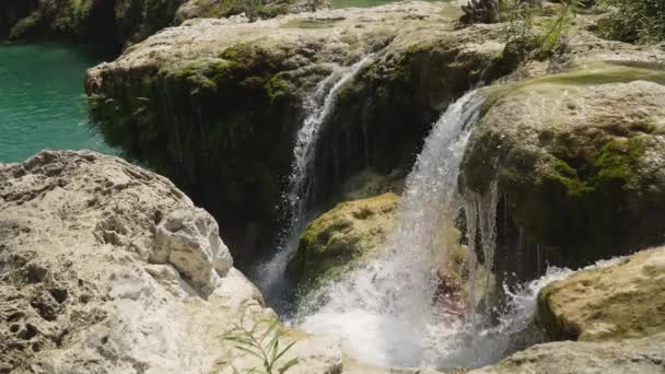 Vackert tropiskt vattenfall. Filippinerna, Luzon — Stockvideo