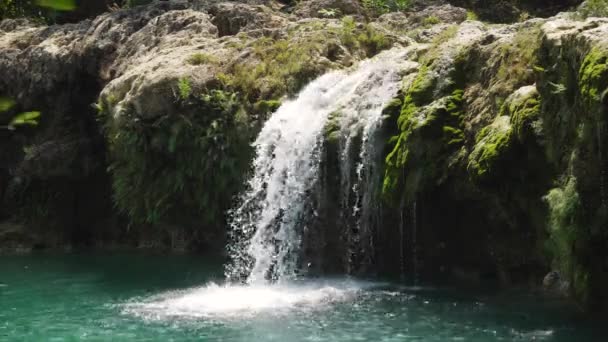 Красивый тропический водопад. Филиппины, Luzon — стоковое видео