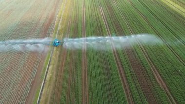 Tarım arazisindeki sulama sistemi.