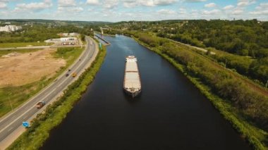 Havadan görünümü: mavna Nehri üzerinde.
