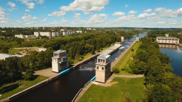 Porta de entrada no rio. Portas de Sluice . — Vídeo de Stock