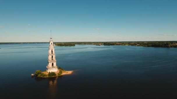 Antiguo monasterio en la isla — Vídeo de stock