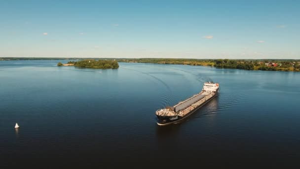 Luchtfoto uitzicht: Barge op de rivier. — Stockvideo