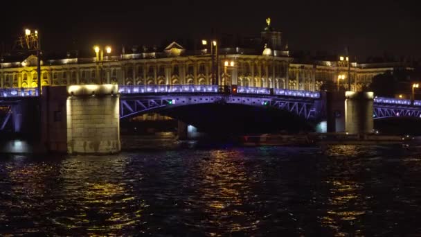 夜になると川にライトアップされた橋 — ストック動画