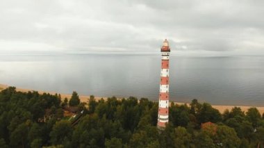 Kıyısındaki eski deniz feneri.