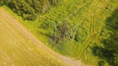 Yüksek gerilim enerji hattı. Havadan görünümü.