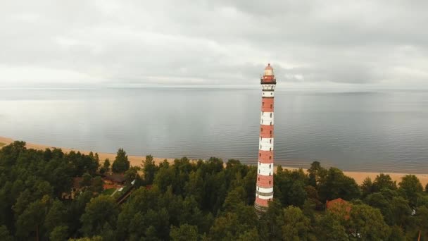 Alter Leuchtturm an der Küste. — Stockvideo