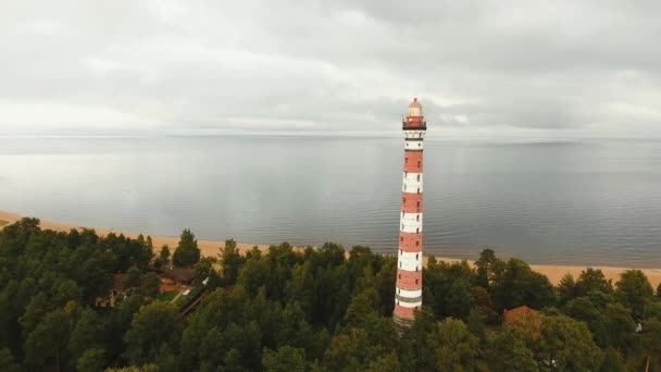 Oude vuurtoren aan de kust. — Stockvideo