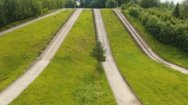 Testvei i skogen. Utsikt fra luftfartøy – stockvideo