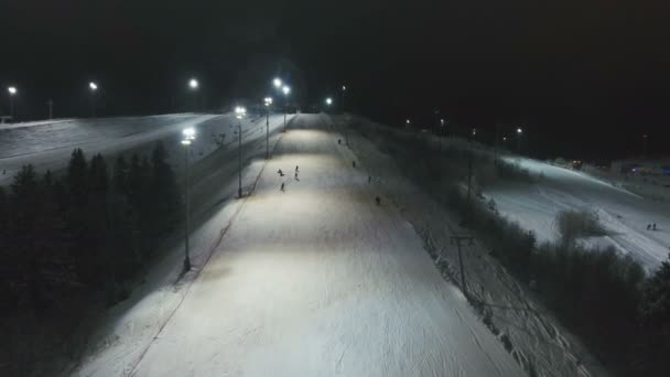 Skigebiet in der Nacht. Luftbild. — Stockvideo