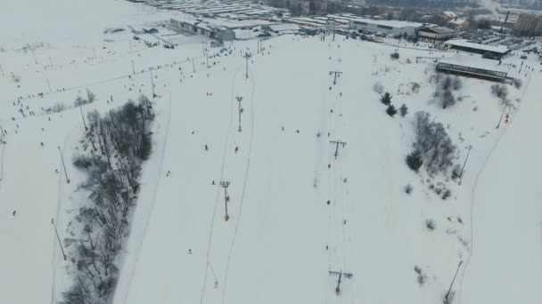 Estación de esquí en la temporada de invierno. Vista aérea . — Vídeos de Stock