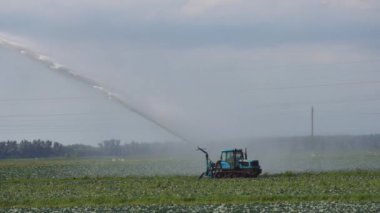 Tarım arazisindeki sulama sistemi.