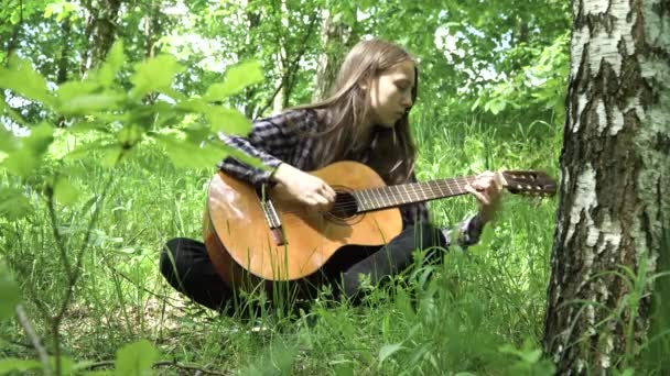 Meisje dat gitaar speelt. — Stockvideo