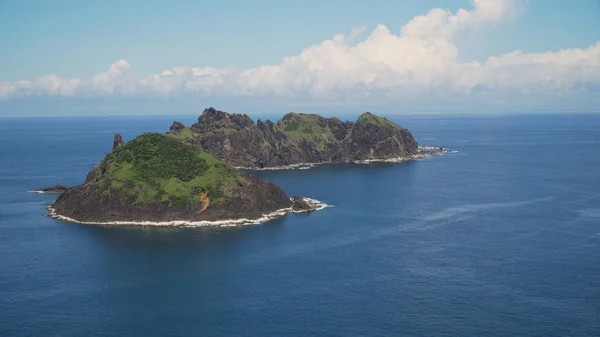 Rocky islands in the sea. Philippines, Dos Hermanas. — Stock Photo, Image