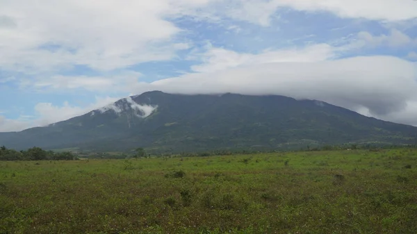 Valle de la montaña con tierras de cultivo en Filipinas. —  Fotos de Stock