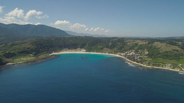 Plaj ve deniz manzaralı bir deniz manzarası. Filipinler, Luzon.