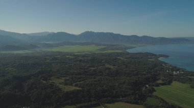 Dağ ve deniz manzara görünümünü.