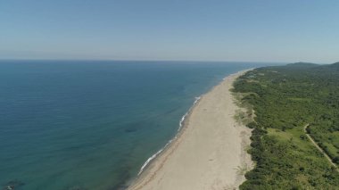 Plaj ve deniz manzaralı bir deniz manzarası. Filipinler, Luzon.