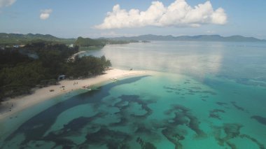 Plaj ve deniz manzaralı bir deniz manzarası. Filipinler, Luzon.