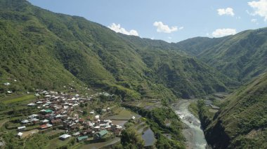 Dağlarda pirinç terasları.