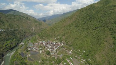 Dağlarda pirinç terasları.