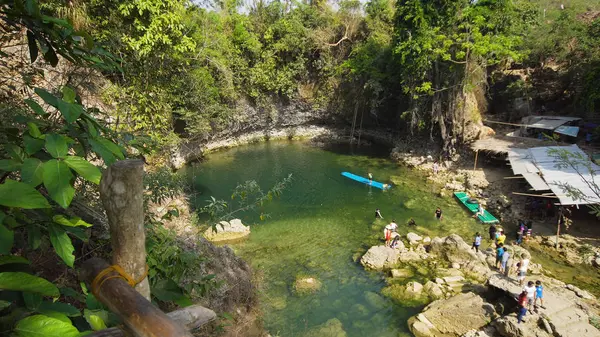 Güzel tropik şelale. Filipinler, Luzon