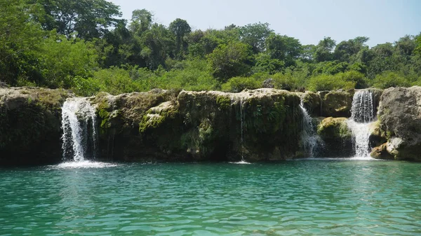 Güzel tropik şelale. Filipinler, Luzon