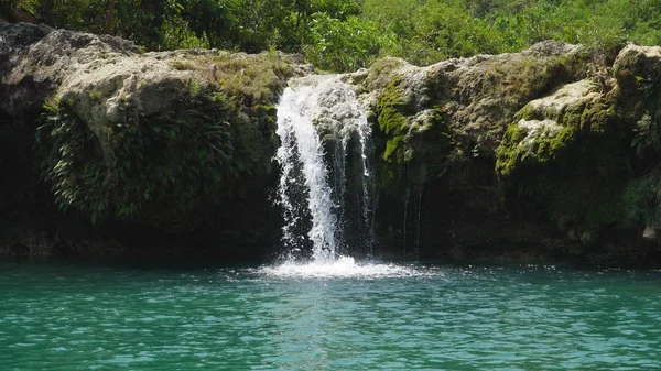 Güzel tropik şelale. Filipinler, Luzon