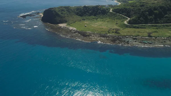Plaj ve deniz manzaralı bir deniz manzarası. Filipinler, Luzon.