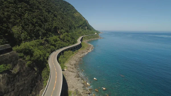 Denizin kenarında viyadük otoyolda. Filipinler, Luzon