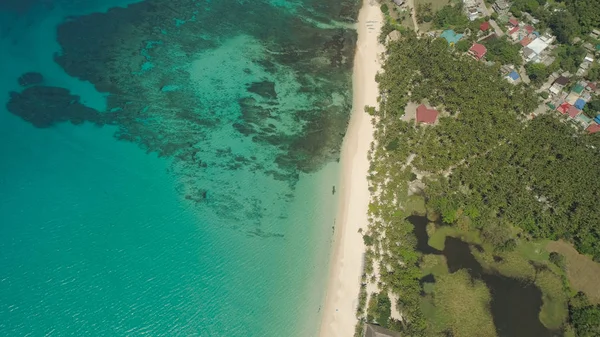 Seascape com praia e mar. Filipinas, Luzon. — Fotografia de Stock