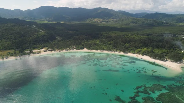 Plaj ve deniz manzaralı bir deniz manzarası. Filipinler, Luzon.