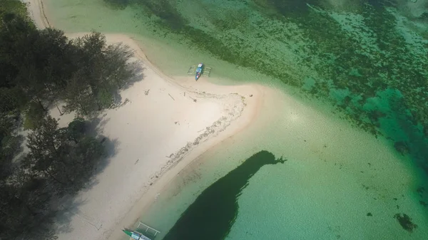 Seascape com praia e mar. Filipinas, Luzon. — Fotografia de Stock