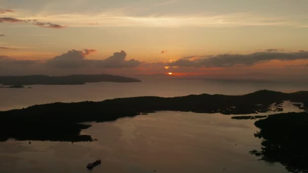 Kolorowy zachód słońca nad tropikalnymi wyspami. — Wideo stockowe
